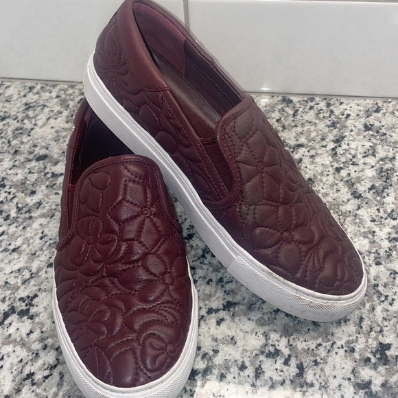 ❤️ Tory Burch size 7 purple, beautifully quilted loafers❤️ - Picture 2 of 7